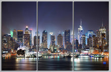 Laden Sie das Bild in den Galerie-Viewer, New York City Manhattan Skyline over Hudson River Leather Print, Made in Italy!