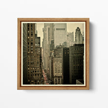 Laden Sie das Bild in den Galerie-Viewer, 42nd Street New York Buildings Vintage Filter gerahmter Leinwand-Lederdruck