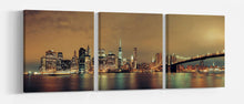 Laden Sie das Bild in den Galerie-Viewer, Kunstdruck auf Leinwand, Motiv „Manhattan mit Brooklyn Bridge bei Nacht“, aus Leder