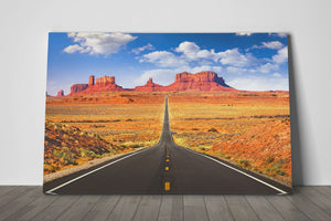 Monument Valley Road, Arizona, USA, gerahmter Leinwand-Lederdruck