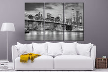 Charger l&#39;image dans la galerie, Black and White Manhattan and Brooklyn Bridge, New York, Leather Print