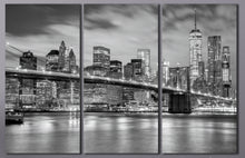 Carica l&#39;immagine nel visualizzatore di Gallery, Black and White Manhattan and Brooklyn Bridge, New York, Leather Print